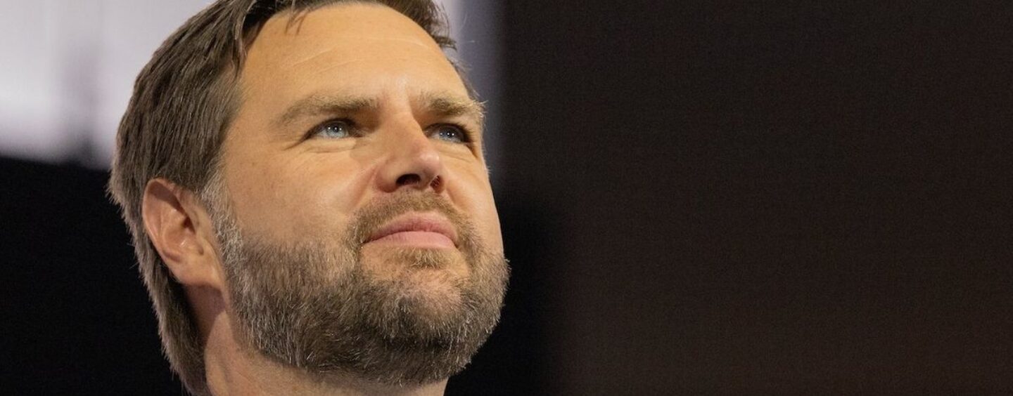JD Vance ment à propos de Tim Walz et des enfants transgenres tout en courtisant l'extrême droite