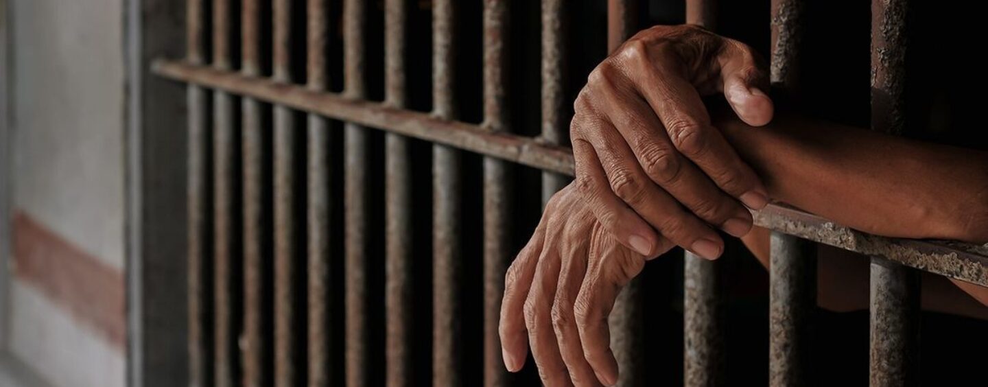 Un homme blanc a tué son compagnon de cellule parce qu'il était noir et gay, selon les procureurs