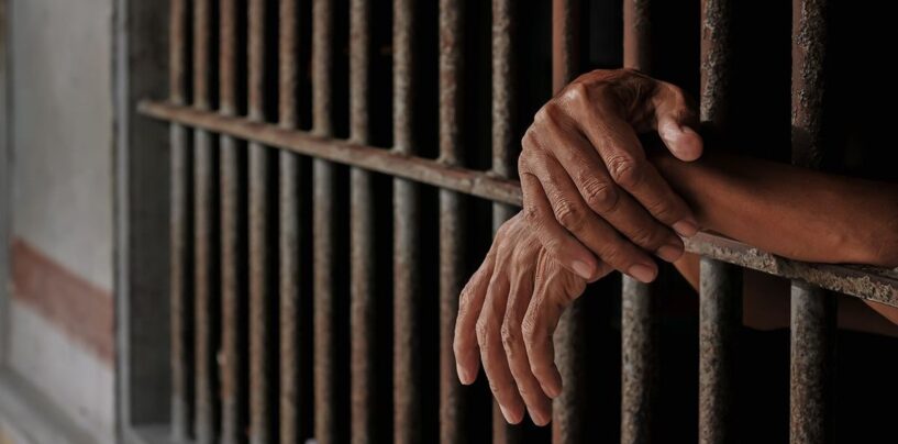 Un homme blanc a tué son compagnon de cellule parce qu'il était noir et gay, selon les procureurs