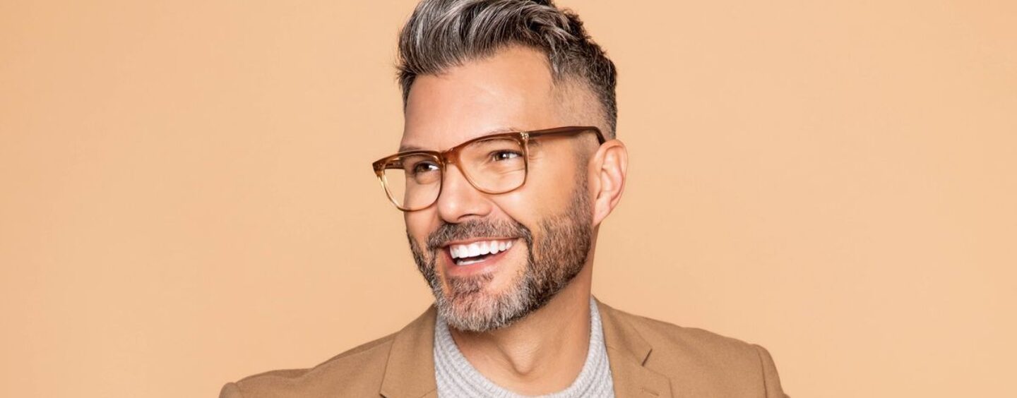 Ce séduisant animateur de télévision est prêt à sauver des vies homosexuelles ce Movember