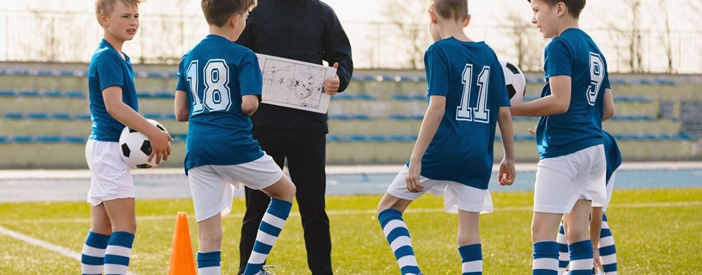 Les insultes anti-LGBTQ+ ne blessent pas seulement les enfants homosexuels : les garçons hétérosexuels réagissent plus mal à l'homophobie dans le sport
