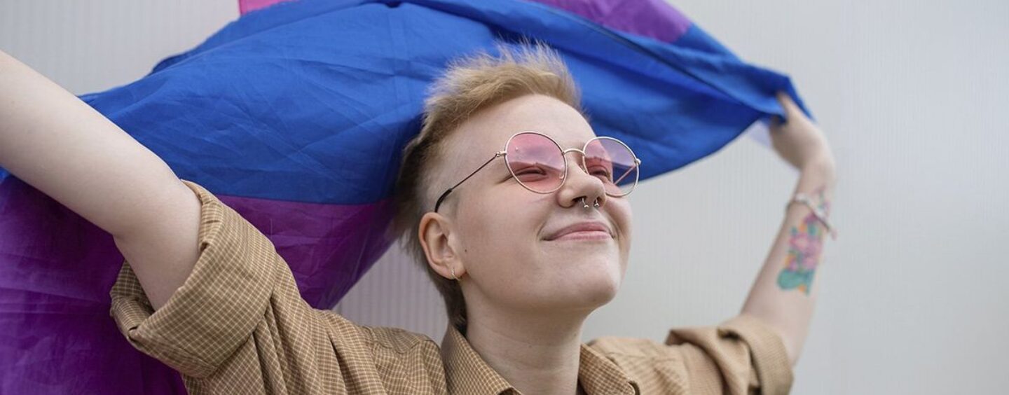 10 faits que vous ne saviez pas sur le drapeau bisexuel