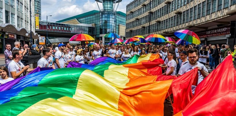 Une femme et sa famille en fuite après avoir déclenché une violente bagarre dans un village gay