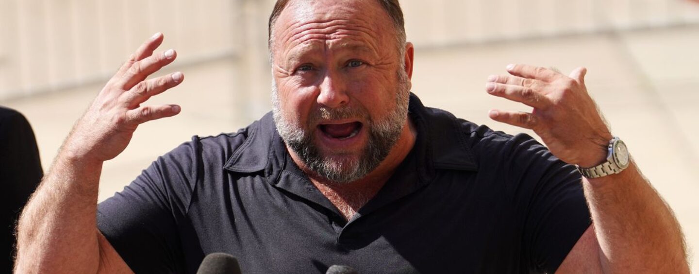30 réponses HILARANTES à Alex Jones qui pleure comme un bébé parce qu'il doit liquider ses actifs