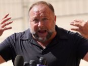 30 réponses HILARANTES à Alex Jones qui pleure comme un bébé parce qu'il doit liquider ses actifs