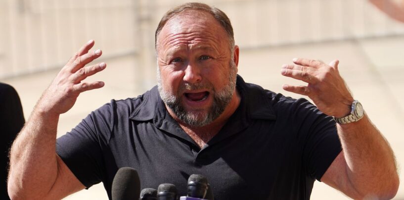 30 réponses HILARANTES à Alex Jones qui pleure comme un bébé parce qu'il doit liquider ses actifs