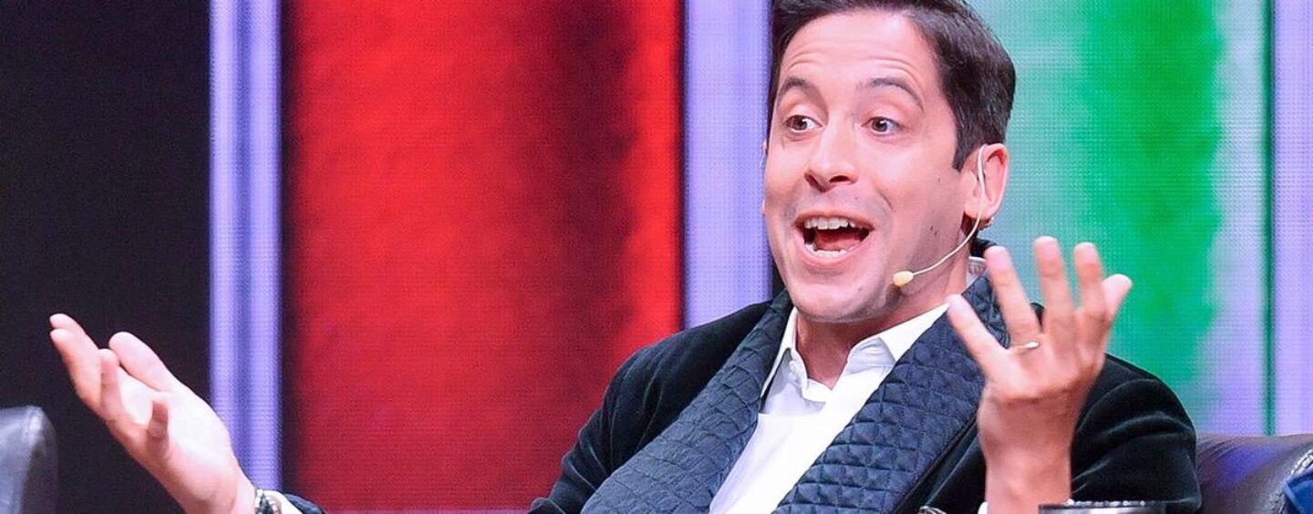 Michael Knowles affirme que les personnes LGBTQ+ ont des familles « simulées » avec des parents queer « inaptes à élever un enfant »