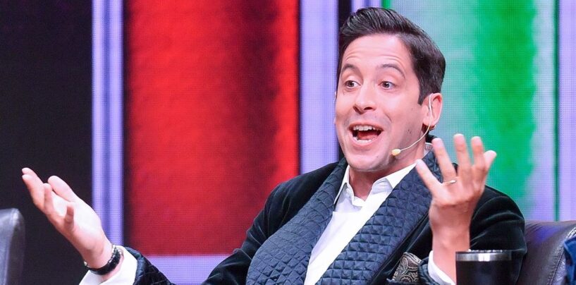 Michael Knowles affirme que les personnes LGBTQ+ ont des familles « simulées » avec des parents queer « inaptes à élever un enfant »