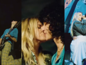 Reneé Rapp et Towa Bird partagent un baiser lors d'un concert au All Things Go Fest et nous crions