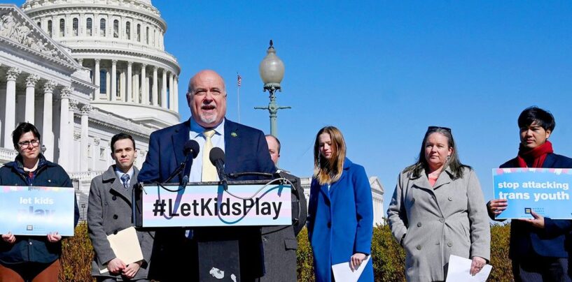 Les représentants LGBTQ+ condamnent le projet de loi « scandaleux » sur la divulgation forcée de l'orientation sexuelle qui progresse au Congrès