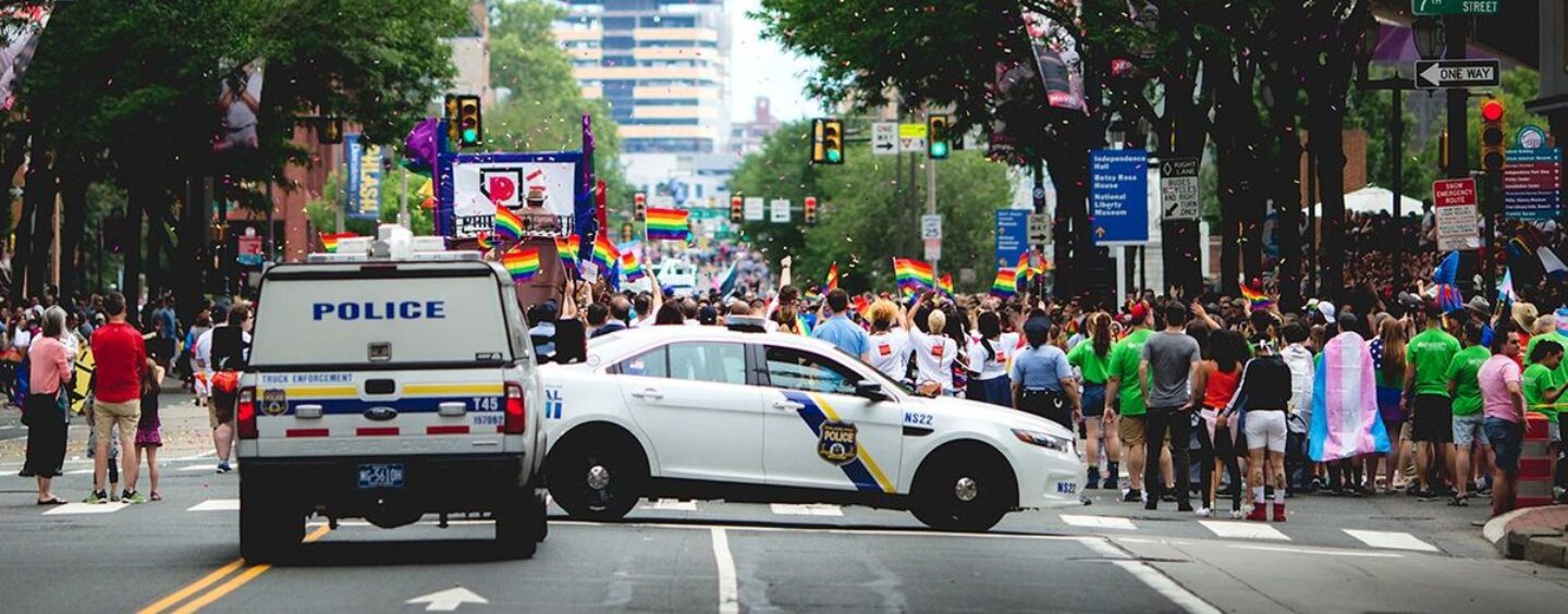 Un adolescent accusé d'avoir fabriqué des bombes pour attaquer la marche des fiertés LGBTQ+, selon les autorités