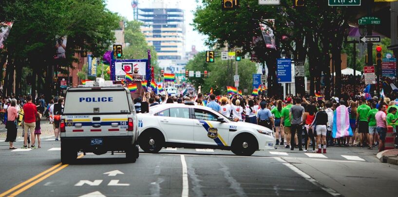 Un adolescent accusé d'avoir fabriqué des bombes pour attaquer la marche des fiertés LGBTQ+, selon les autorités