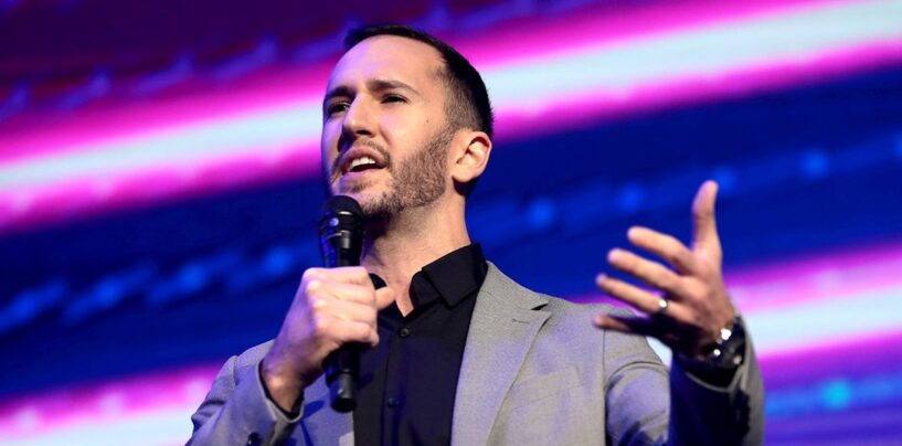 Corey DeAngelis, « hypocrite » de droite, semble admettre qu'il est gay dans les films pour adultes : « victime de mauvaises décisions et de mauvaises influences »