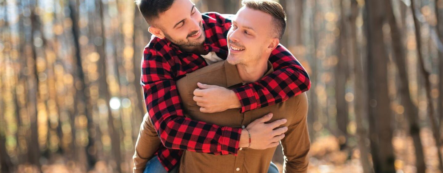 10 idées de rendez-vous queer mignons et confortables pour l'automne et le début de la saison effrayante