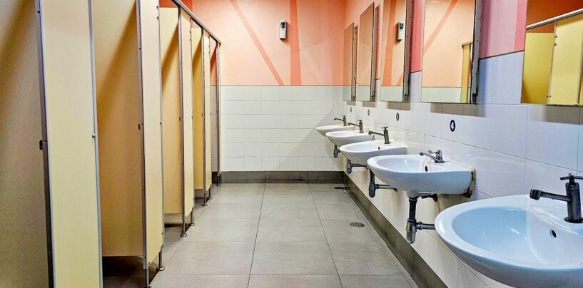 Les écoles de Pennsylvanie installent des fenêtres dans les toilettes non mixtes afin que les enseignants puissent surveiller les élèves