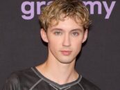 Troye Sivan dit qu'il « envisage » les filles dans un TikTok effronté