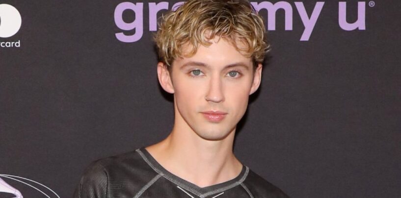 Troye Sivan dit qu'il « envisage » les filles dans un TikTok effronté