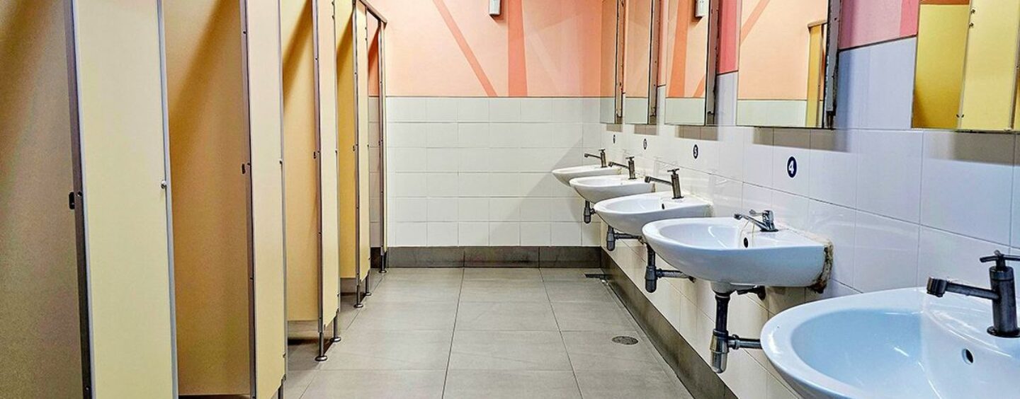 Tu peux répéter s'il te plait? Les écoles installent des fenêtres dans les toilettes non mixtes pour que les enseignants puissent surveiller les élèves