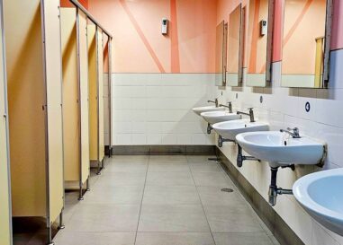 Tu peux répéter s'il te plait? Les écoles installent des fenêtres dans les toilettes non mixtes pour que les enseignants puissent surveiller les élèves