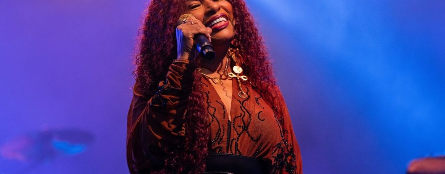 Chaka Khan célèbre l'hymne LGBTQ+ de Whitney Houston « I'm Every Woman »