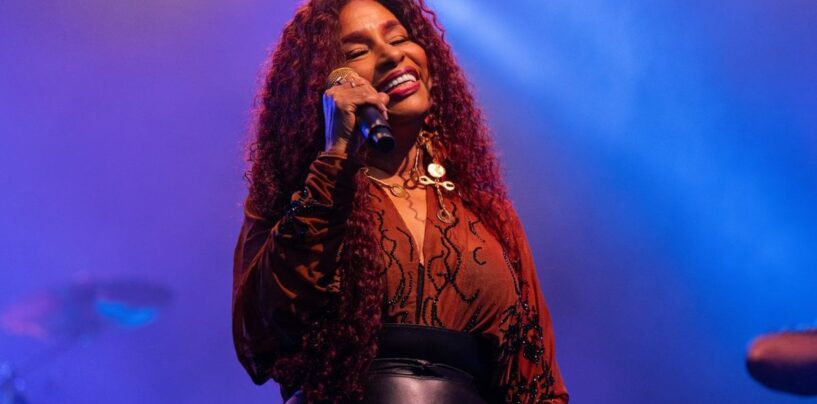Chaka Khan célèbre l'hymne LGBTQ+ de Whitney Houston « I'm Every Woman »