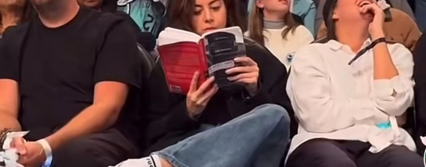 Aubrey Plaza, la star d'Agatha All Along, lisant un livre lors d'un match de la WNBA nous fait pâmer