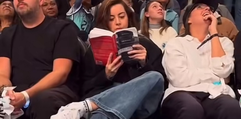 Aubrey Plaza, la star d'Agatha All Along, lisant un livre lors d'un match de la WNBA nous fait pâmer