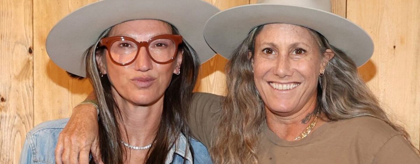 Regardez la star de « Real Housewives » Jenna Lyons confirmer enfin qu'elle est fiancée à sa petite amie Cass Bird