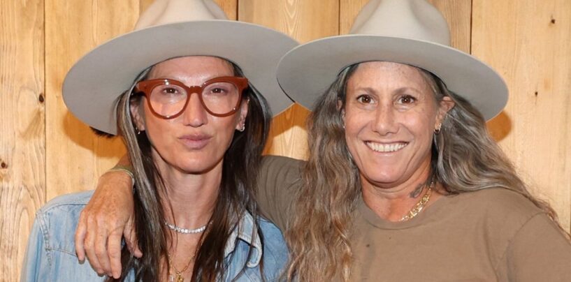 Regardez la star de « Real Housewives » Jenna Lyons confirmer enfin qu'elle est fiancée à sa petite amie Cass Bird