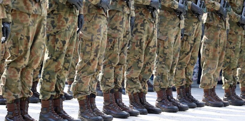 Le Pentagone modernise les décharges de plus de 800 personnes expulsées sous « ne demandez pas, ne dites pas »