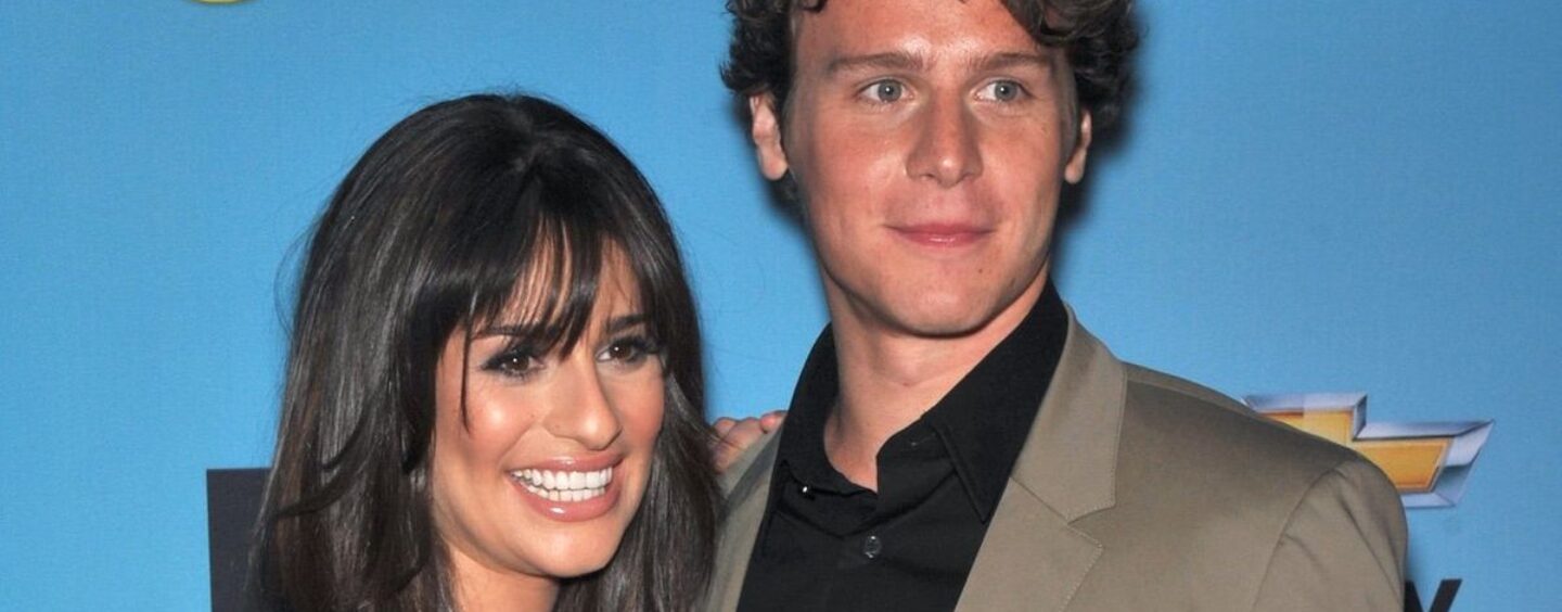 Regardez Jonathan Groff répondre à la rumeur de longue date selon laquelle Lea Michele ne sait pas lire