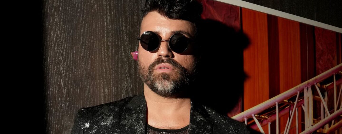 Tyler Glenn, le idole de Neon Trees, taquine les fans en entrant dans son « ère inférieure »