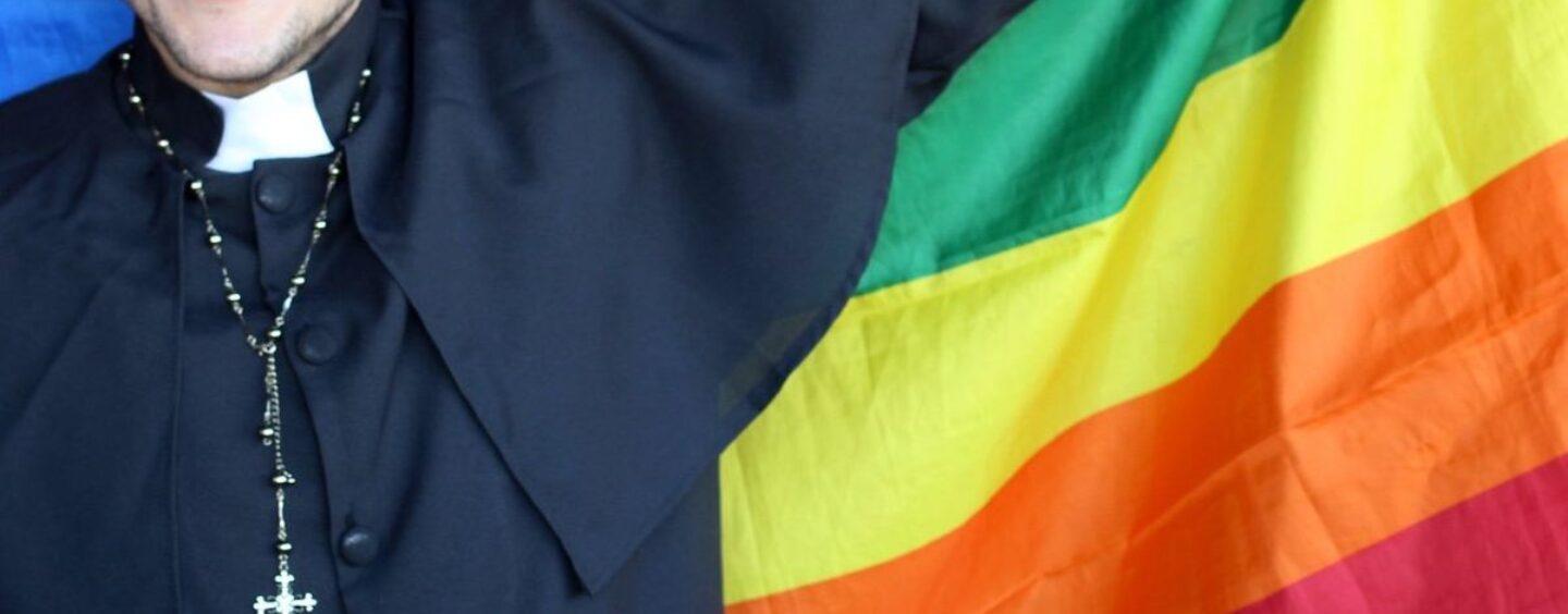 Un tweet viral laisse les gens rôtir le Vatican à cause du mauvais sexe gay