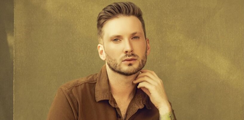 Rencontrez Matt Mathews – le beau « gay star de platine » qui veut entendre vos secrets les plus profonds et les plus sombres