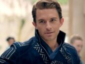 Il y a une photo de Jonathan Bailey de Wicked portant ses bottes Fiyero et RIEN d'autre.