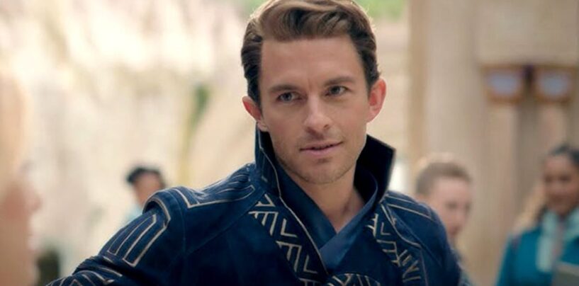 Il y a une photo de Jonathan Bailey de Wicked portant ses bottes Fiyero et RIEN d'autre.