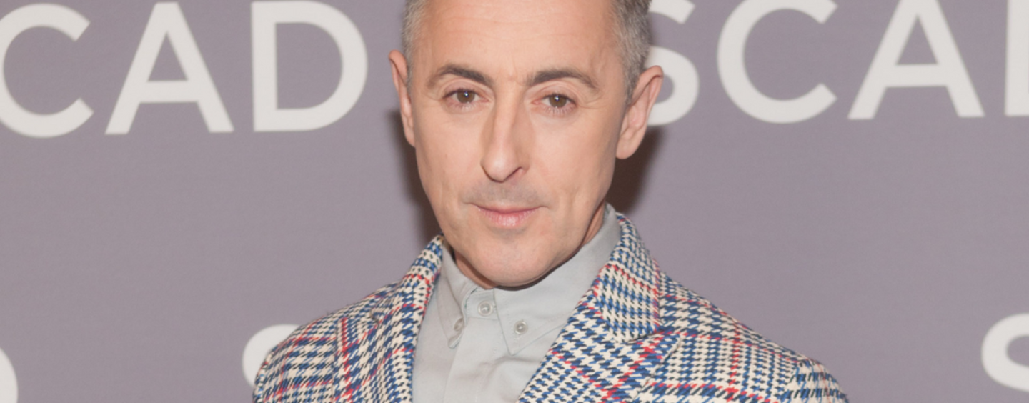 Alan Cumming dit que les stars de télé-réalité sont « essentiellement des drag queens »