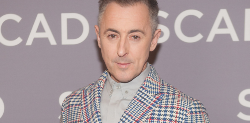Alan Cumming dit que les stars de télé-réalité sont « essentiellement des drag queens »