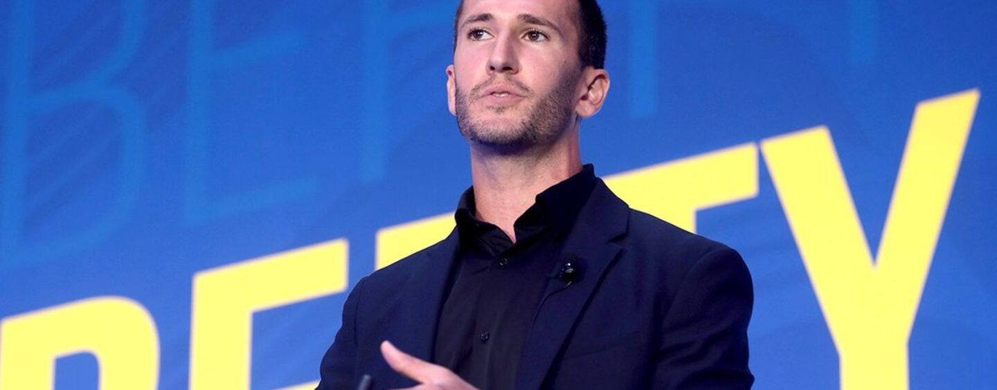 Corey DeAngelis, anti-LGBTQ+, renvoyé du groupe conservateur « choix d'école » après la révélation d'un film pour adultes gay