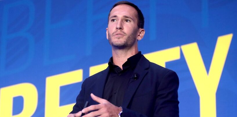 Corey DeAngelis, anti-LGBTQ+, renvoyé du groupe conservateur « choix d'école » après la révélation d'un film pour adultes gay