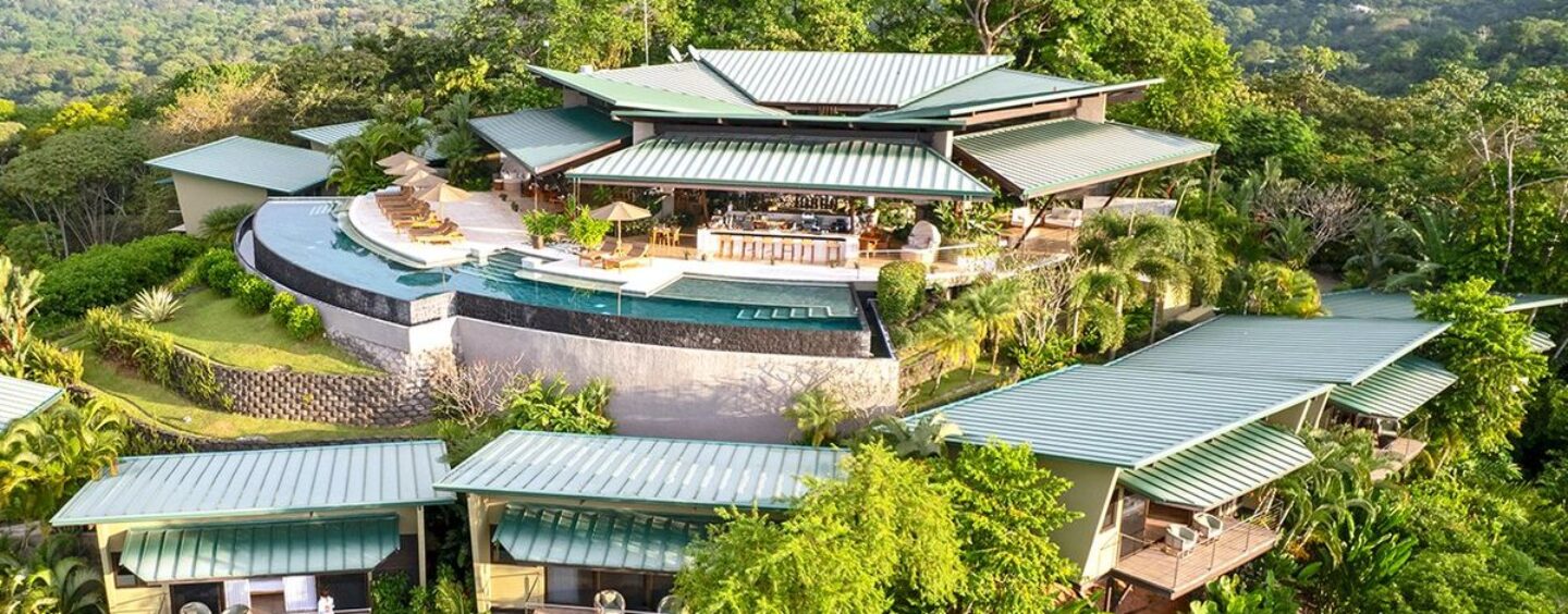 Évadez-vous dans le luxe décontracté dans ce complexe surélevé situé dans la forêt tropicale
