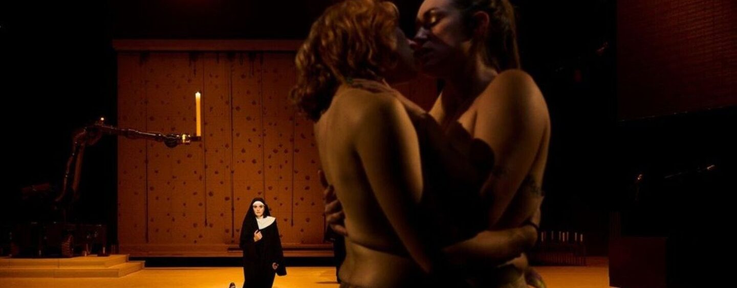 L'opéra « Sancta » suscite la controverse avec le sexe lesbien, les piercings sanglants sur scène et les religieuses nues faisant du roller