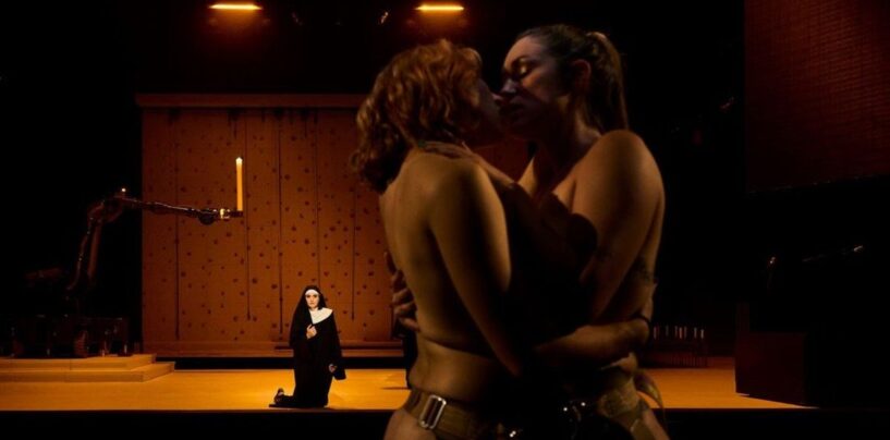 L'opéra « Sancta » suscite la controverse avec le sexe lesbien, les piercings sanglants sur scène et les religieuses nues faisant du roller
