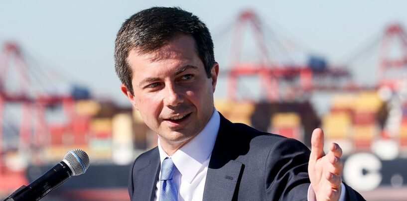 Pete Buttigieg parmi les membres du cabinet reconnus pour leur rôle dans la réouverture des ports après la grève des dockers