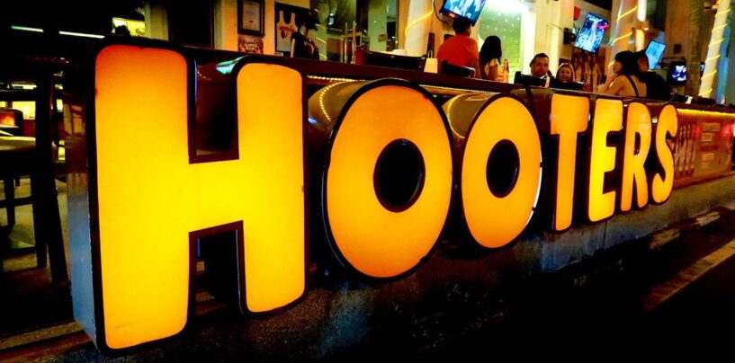 Une femme transgenre poursuit Hooters pour discrimination, affirme que les travailleurs lui ont refusé un emploi et l'ont harcelée