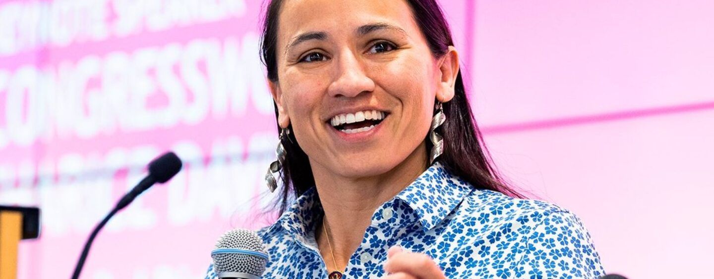La représentante du Kansas Sharice Davids apporte son expérience intersectionnelle en tant qu'amérindienne LGBTQ+ à Capitol Hill