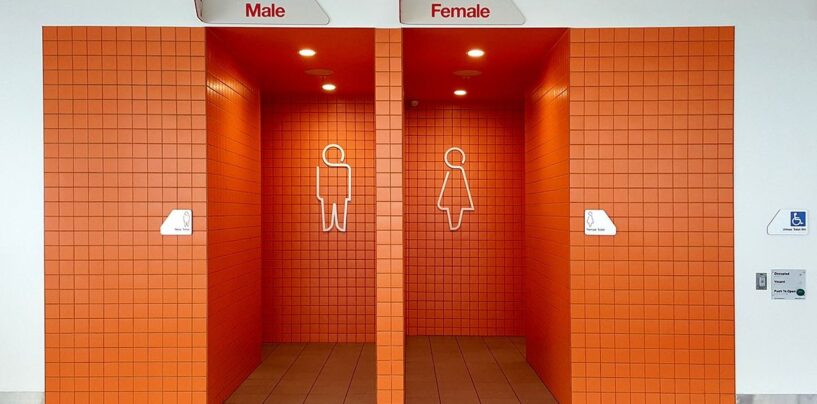 La loi du Texas cible les personnes transgenres avec une amende de 500 $ et des poursuites civiles de 10 000 $ pour avoir utilisé les toilettes