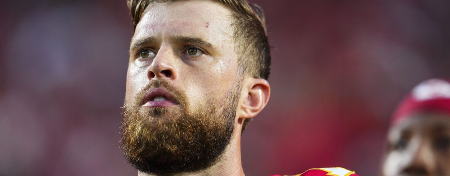 La star du football MAGA et anti-LGBTQ+, Harrison Butker, est rôtie pour blessure et nous ricanons