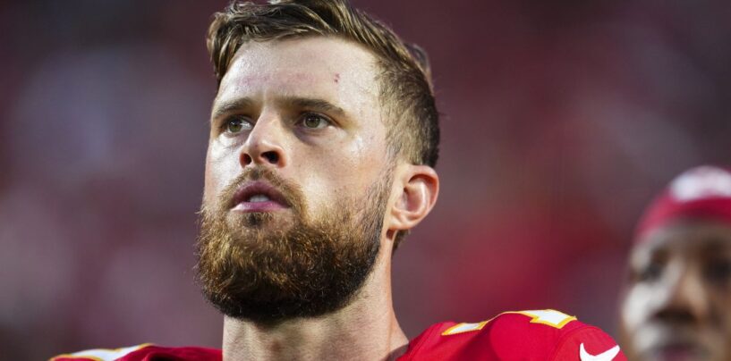La star du football MAGA et anti-LGBTQ+, Harrison Butker, est rôtie pour blessure et nous ricanons