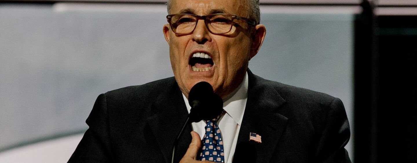 25 réactions impitoyables face à Rudy Giuliani, pur et dur de MAGA, qui se promène et découvre